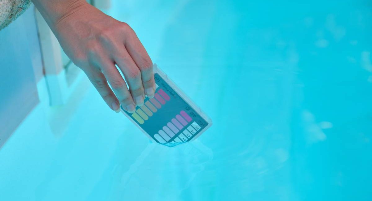 Pool Test Kits vs. Pool Test Strips: How to Use Them to Test Pool Water Quality