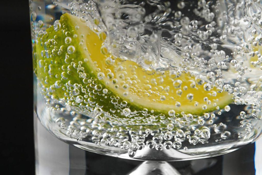 A refreshing slice of lemon submerged in sparkling water