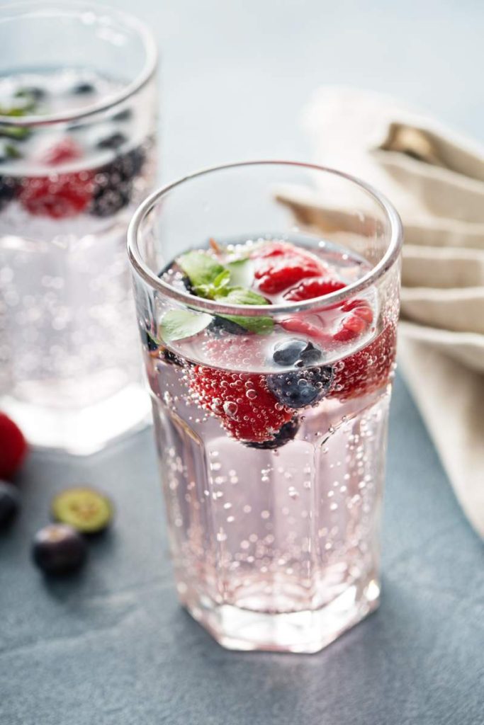 Sparkling water with mint, raspberries and blueberries